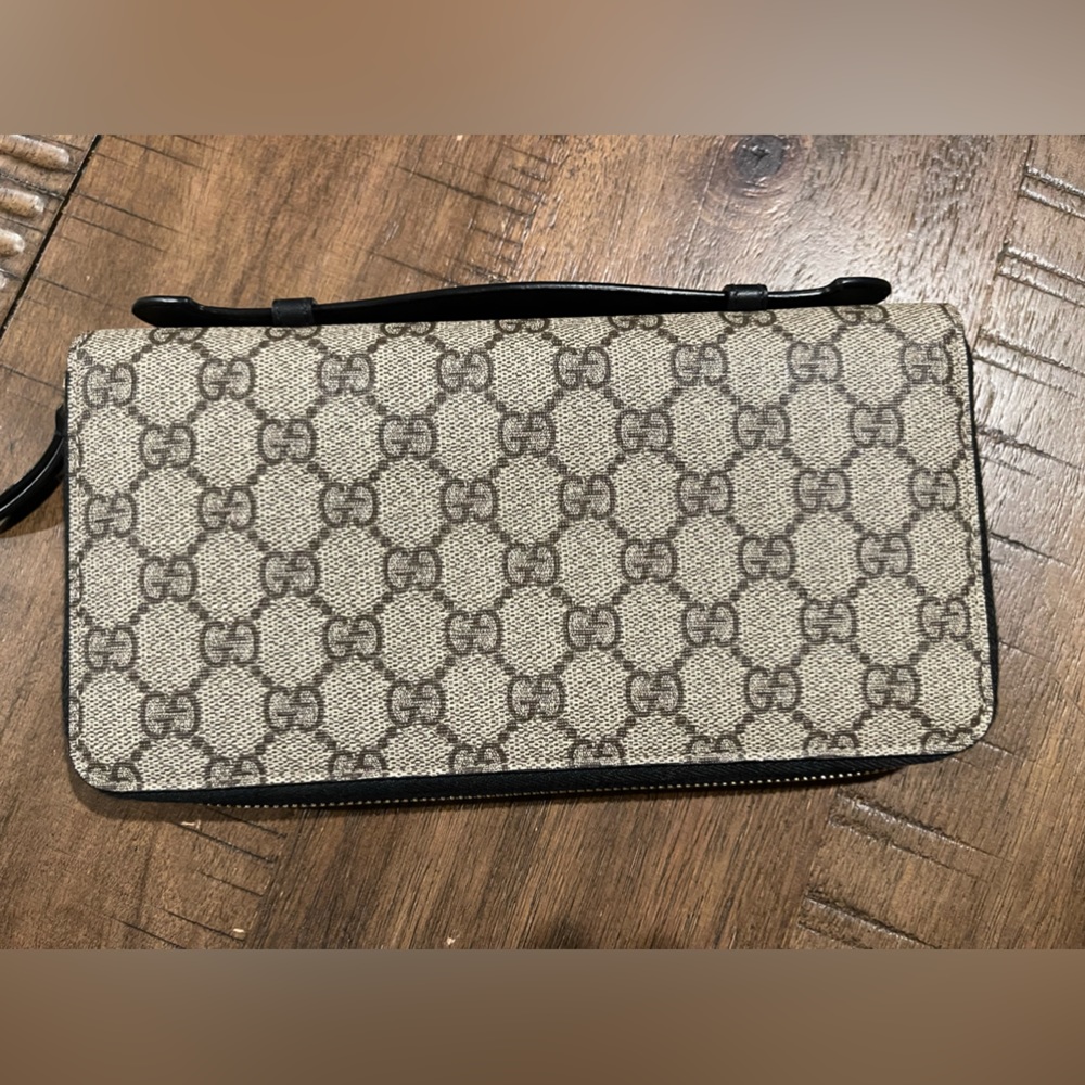 Gucci wallet in excellent condition. Can also be carried as a clutch.